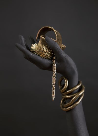 Hand met Gouden Armbanden